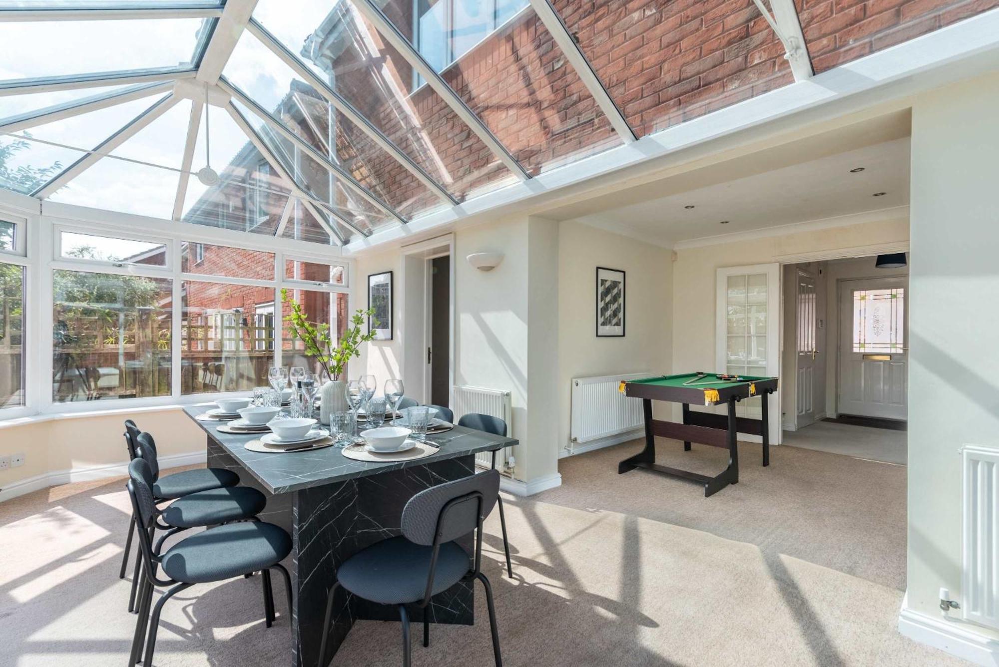 Apartment Five Bedroom With Large Dining Area Bristol