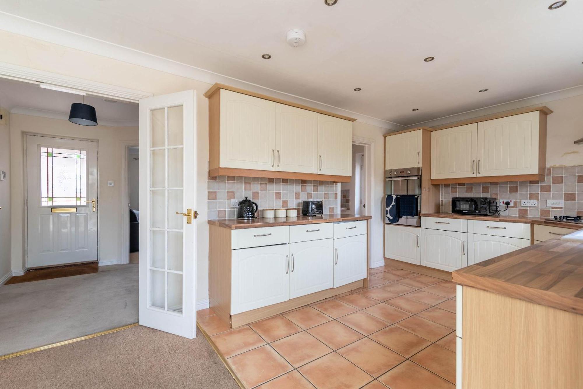 Apartment Five Bedroom With Large Dining Area *