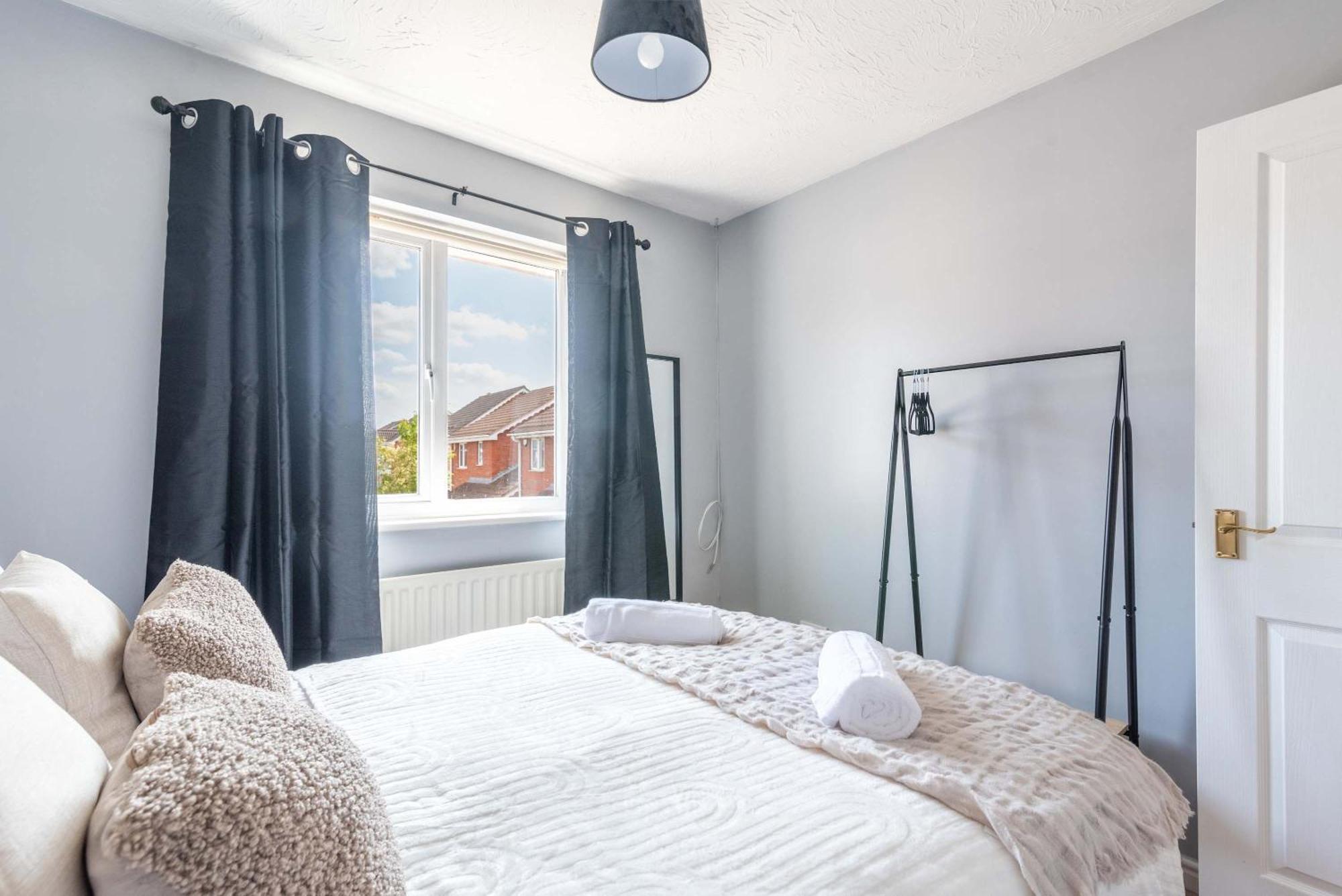Five Bedroom With Large Dining Area * Bristol