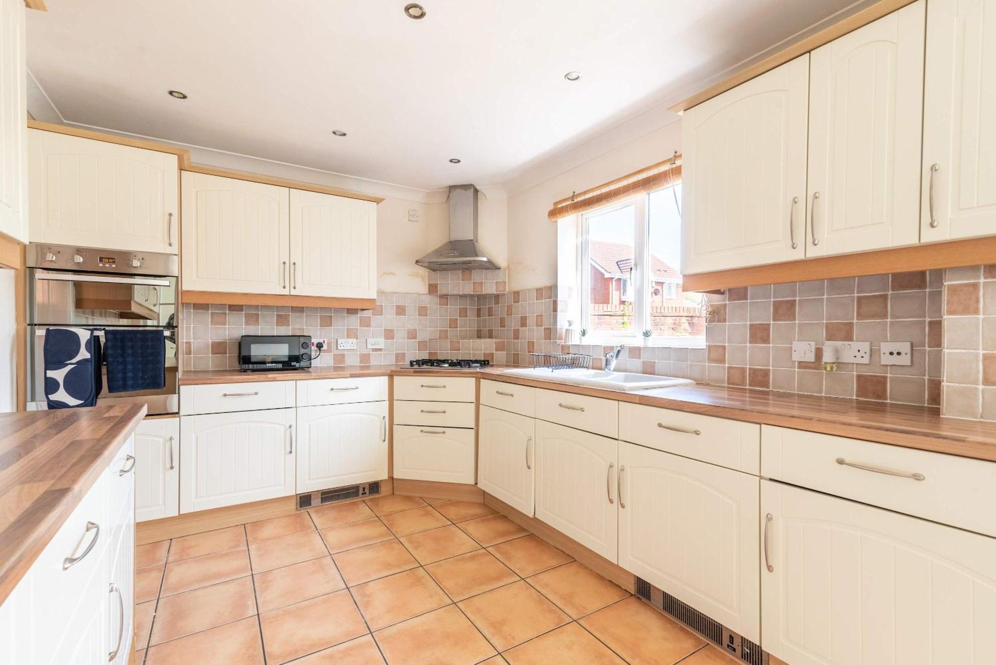 Apartment Five Bedroom With Large Dining Area *