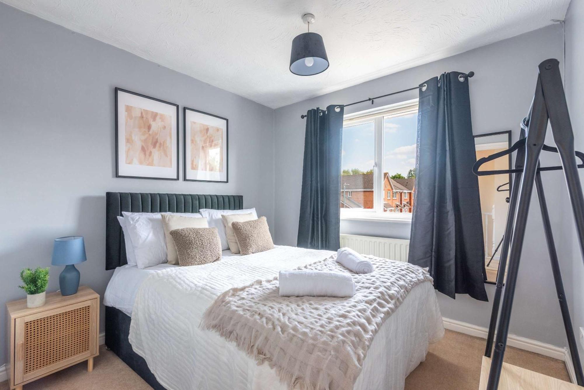 Apartment Five Bedroom With Large Dining Area *